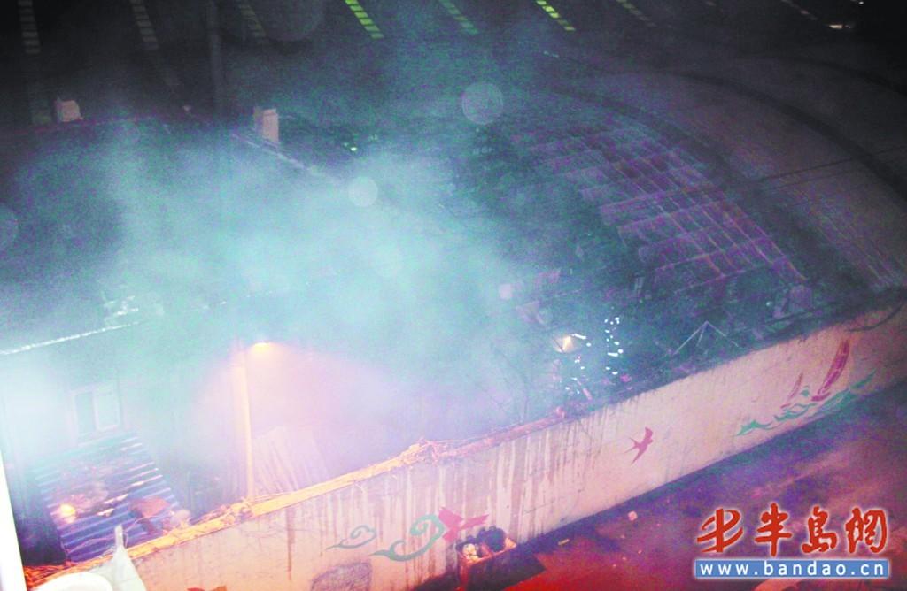 团岛农贸市场内突起大火 5家店铺被烧光(图)