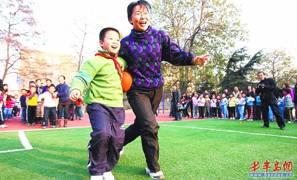 镇江路小学举办家长节 学生与父母夹球跑(图)