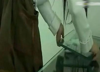 长发美女边笑边将兔子活活坐死引网友愤怒(组图)
