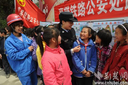 与大山深处护路民警零距离（组图）