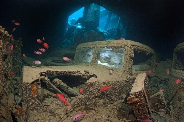 探索神秘沉船墓地:潜水员发现二战时期卡车(组