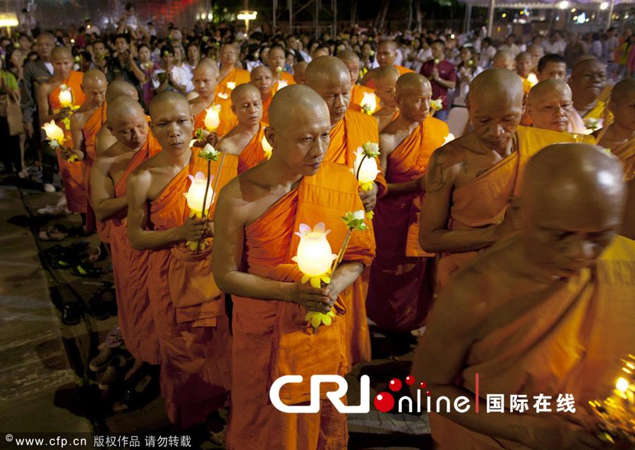 泰国曼谷迎来传统万佛节 1250名罗汉首次宣传
