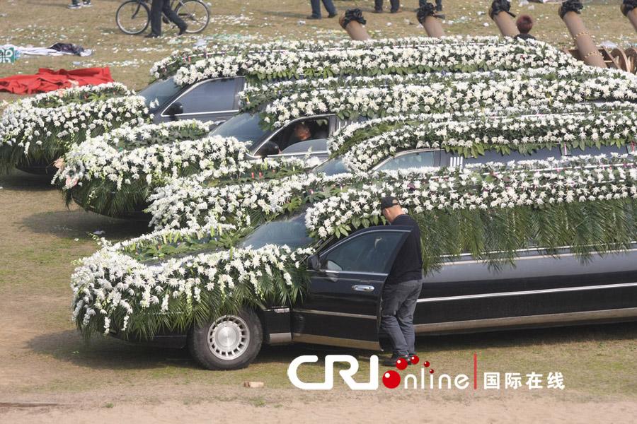 浙江温岭现豪华葬礼 千人鼓乐队伴林肯车队送葬