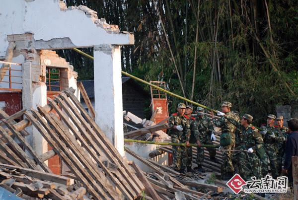 盈江地震救援见闻：女孩走了，官兵哭了