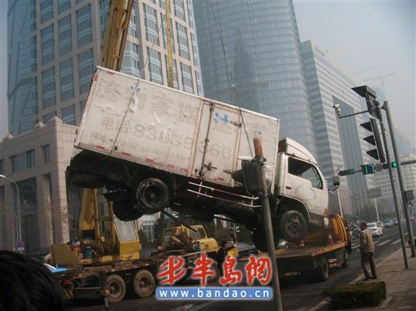 ������·����һ�𳵻�������ײ180�����෭