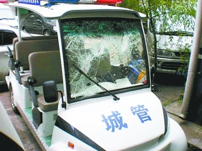 　　图为被砸坏的城管执法车。记者 蔡晓智 摄