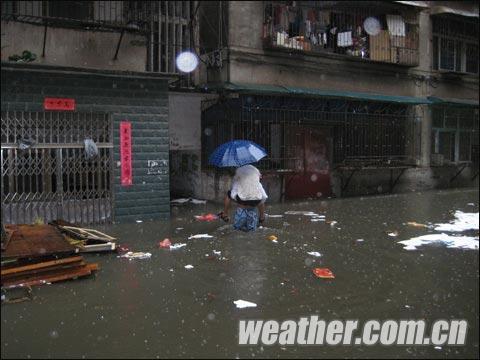 湖南湘潭遭受暴雨袭击 部分小区进水_天气预报