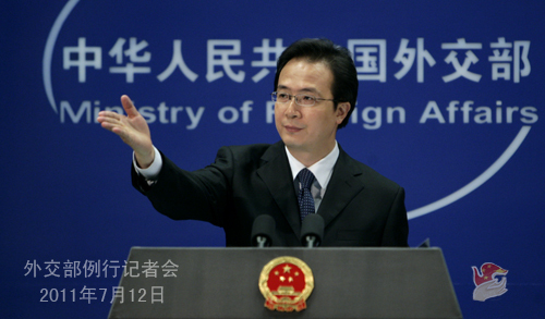 2011年7月12日，外交部发言人洪磊主持例行记者会。 
