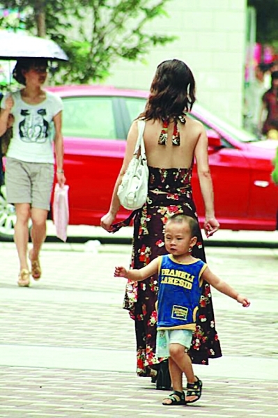 <em>美女</em>走路掉鞋_走路掉鞋,<em>美女掉</em>鞋<em>图片</em>