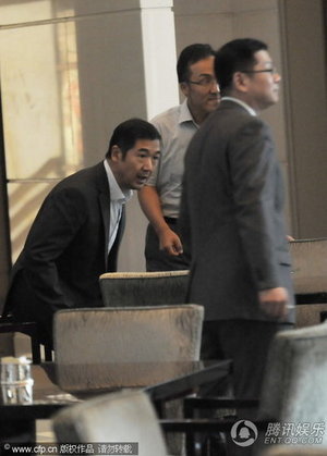 张国立与友人<em>喝茶</em> <em>头发</em>稀疏陷脱发危机_新闻中