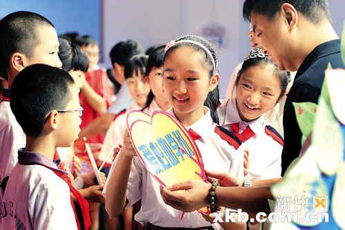 新生一人上学全家护驾 各校开学各有特色