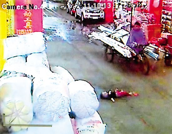 2岁女童连遭车碾18人路过不闻不问