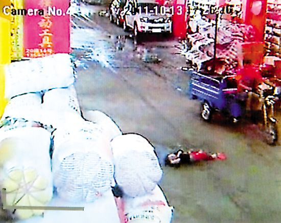 2岁女童连遭车碾18人路过不闻不问