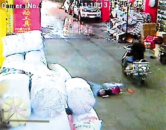 2岁女童连遭车碾18人路过不闻不问