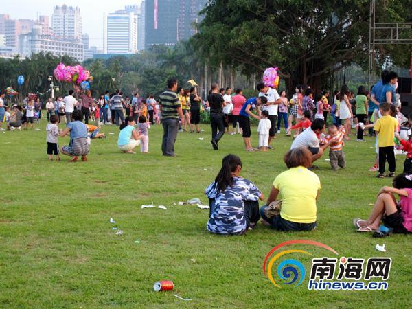 海口公园内不文明行为:市民随地大小便[组图]