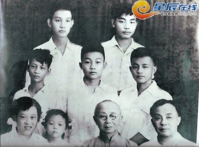 1960年,陈云章全家合照(前排右二为陈云章父亲陈天倪.