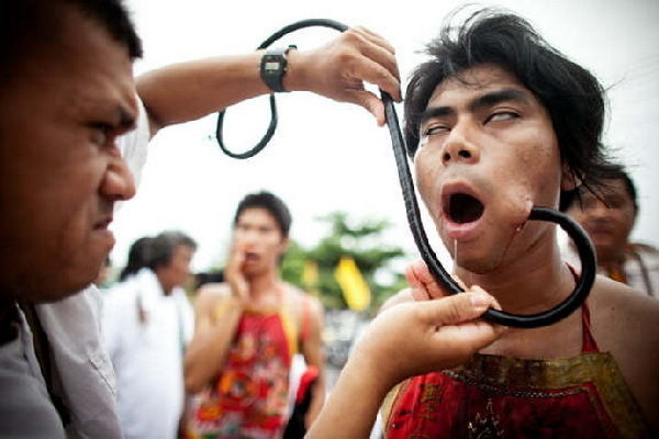 普吉岛恐怖的人体穿刺