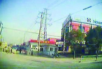 “黑”停车场给禁行车“开个大口子”