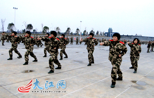 2月24日,在驻赣武警水电二总队新兵训练基地里,几百名新兵精神抖擞