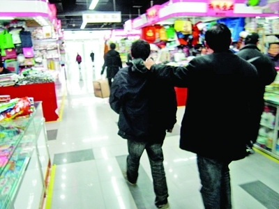 转身开车门,身后新买的被子不见了