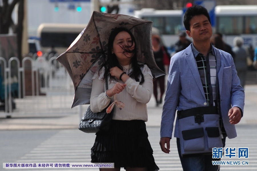 大风起兮裙飞扬<em>丝袜美女</em>抱成团(组图)_新闻中