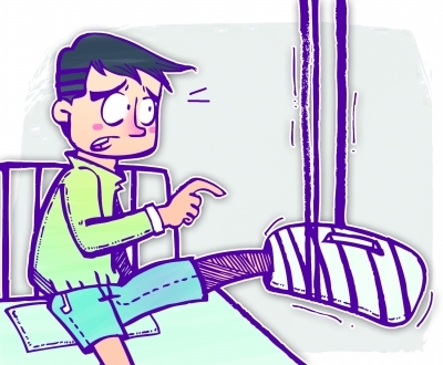 小学生课间玩游戏摔断了腿