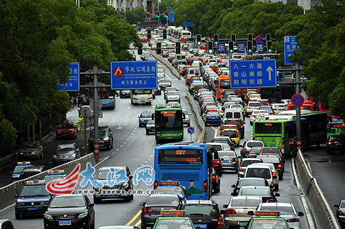 南昌降特大暴雨 交警部门启动恶劣天气交通应急预案