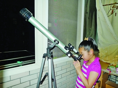 用天文望远镜看月亮
