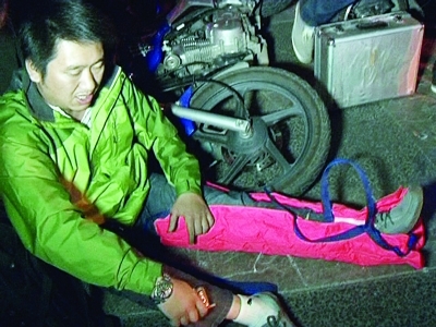 ��2��Ƶƣ��γ�ײ��Ħ�г�