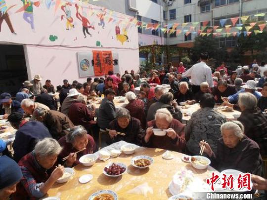 江苏徐州500老人游景点吃饺子宴欢度重阳节