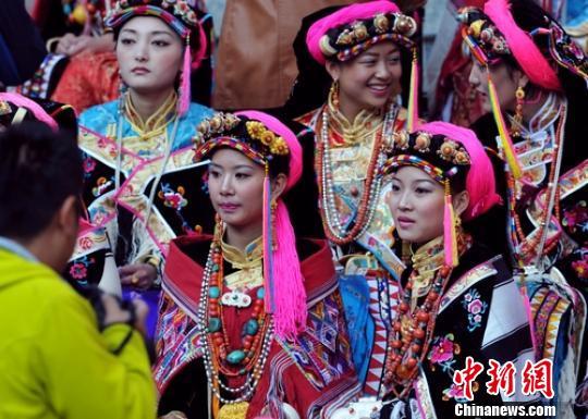 四川丹巴嘉绒藏族风情节开幕 60名美女争奇斗艳_新浪新闻