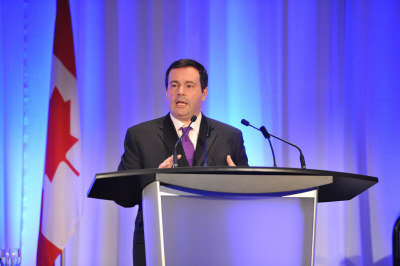 加拿大移民部长推新政引褒贬不一 被批缺长期