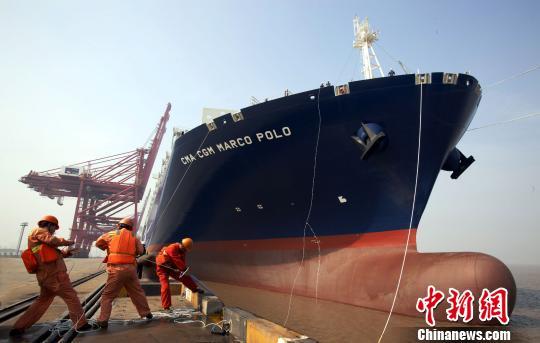 全球最大集装箱船达飞·马可波罗首航宁波港