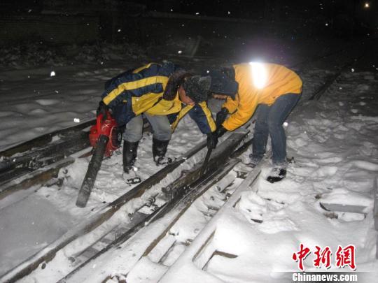 �����ѩ�����½���·ӭս����