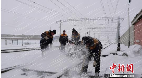 �����ѩ�����½���·ӭս����