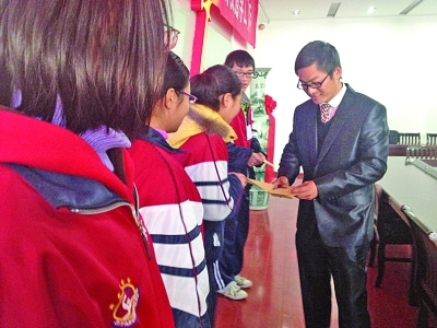 泗阳好的哥昨领万元奖金 转手就将钱捐给了贫