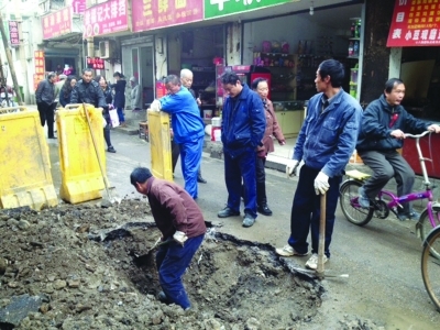 闻到浓烈燃气味，小吃店熄火散客