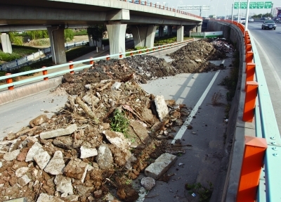 20车渣土堵死高架匝道