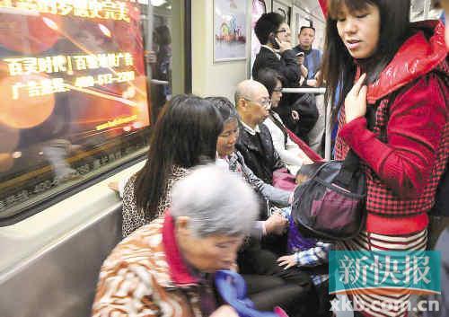 车厢让座随处见市民不知“让座日”