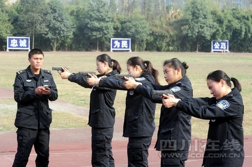 训练基地里的女特警:每天往返操场和靶场 举枪