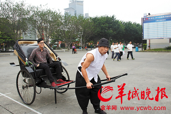 东莞一市民拉黄包车锻炼身体