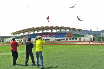 一款特技风筝能与动车赛跑