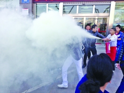 厨师动用灭火器喷射参战