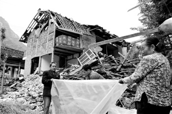 雅安地震三县经济损失千亿引争议 官员称是估