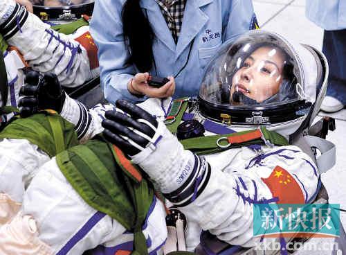 神十将直播太空授课 王亚平成中国首位太空老