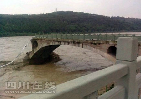 江油垮塌的老青莲大桥名为盘江大桥目击者称10辆坠河