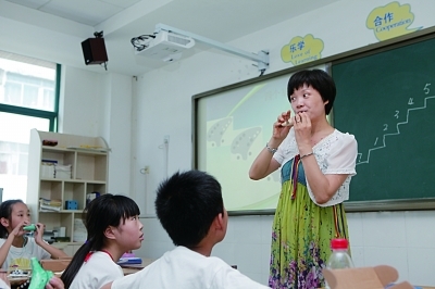 左图钱小华老师 小朋友们陶笛 指法