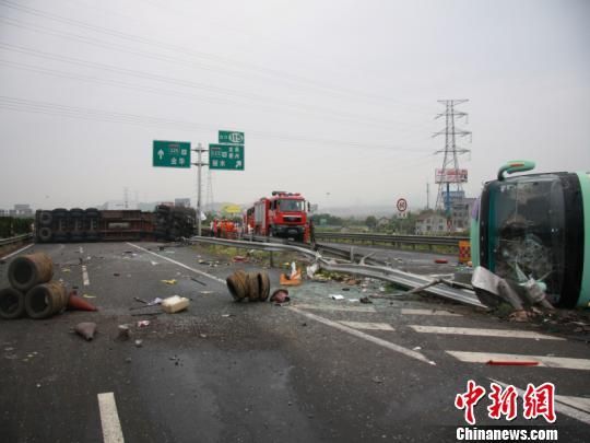 大巴高速路倒车致追尾 监控拍下10多人飞出窗