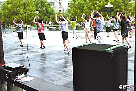 美国警察铐走跳舞华人大妈:音乐扰民该控罪吗