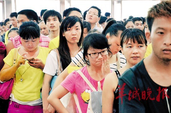 广州火车站所有列车停运 退票旅客今早雨中排